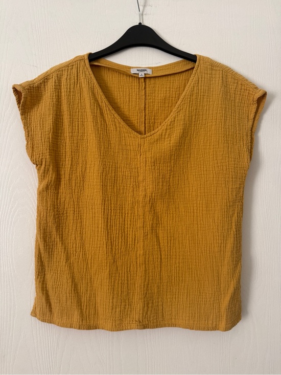 Kensie Tops - 🌻5/$16🌻Mustard V-Neck Textured Women's Top